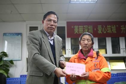 工会代表向许弟文家属捐赠困难职工慰问金2000元